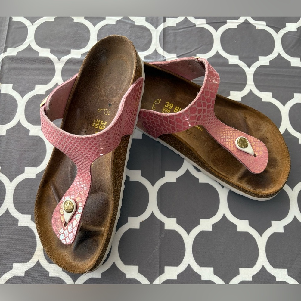 Birkenstock Ladies Gizeh sandals in a washed metallic pink thong sandals
